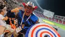 Sementara, posisi satu dihuni tuan rumah Thailand dengan 233 emas, 154 perak, dan 112 perunggu. Tampak dalam foto, salah satu pendukung tim negeri gajah putih sesaat sebelum menyaksikan upacara penutupan SEA Games 2025 di Rajamangala Stadium, Bangkok, Thailand, Sabtu (20/12/2025). (Bola.com/Bagaskara Lazuardi)