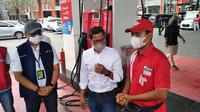 Wakil Menteri Badan Usaha Milik Negara (BUMN) I, Pahala Nugraha Mansury didampingi Executive General Manager Pertamina Patra Niaga Jatimbalinus, Deny Djukardi, melakukan kunjungan ke salah satu SPBU di wilayah Jawa Timur tepatnya SPBU 54.683.10 Situbondo, Minggu 3 April 2022. (Dok. Pertamina)