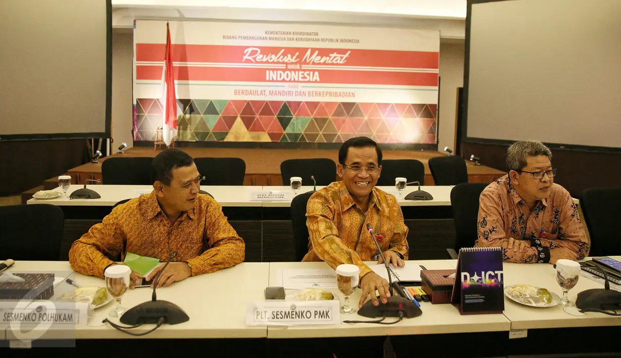 Sesmenko Polhukam Letjen TNI Eko Wiratmoko, Plt Sesmenko PMK Sugihartatmo dan Deputi I Bidang Kerawanan Sosial Nyoman Suida saat menghadiri rakor terkait pengungsi mantan anggota Gafatar di Kemenko PMK, Jakarta, Jumat (22/1). (Liputan6.com/Faizal Fanani)