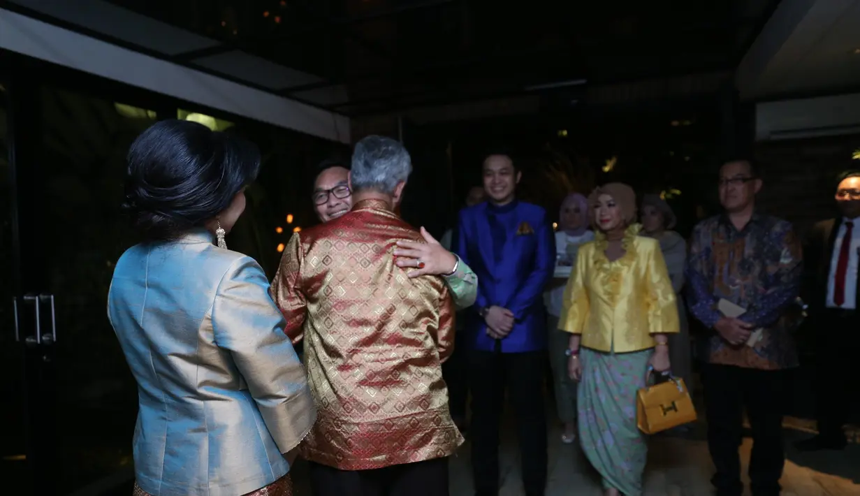 "Di rumah gue aja udah deg-degan. Pada saat datang kesini karena gue bawa keluarga besar semuanya. Dan sekarang sudah di depan pintu dimana di dalam nanti acara lamaran akan segera berlangsung," ucap Gilang. (Nurwahyunan/Bintang.com)