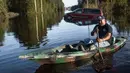 Eric Locklear menggunakan kano untuk beraktivitas di tengah banjir yang merendam wilayah Lumberton di Carolina Utara, AS, 12 Oktober 2016. Banjir akibat badai Matthew tersebut merendam kota berpenduduk 21.000 orang itu. (Sean Rayford/Getty Images/AFP)