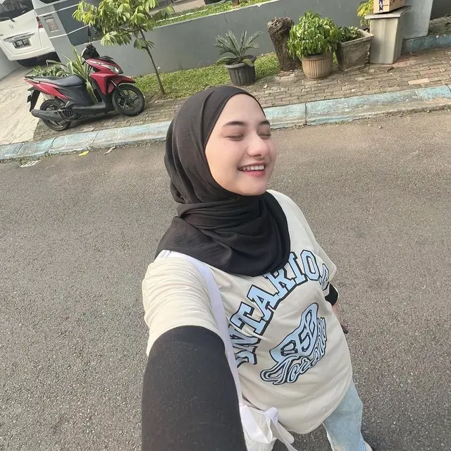 6 Potret Terbaru Nadzira Shafa Istri Mendiang Ameer Azzikra, Gaya Hijab Disorot