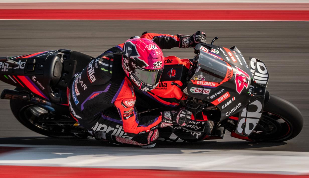 Pembalap Aprilia Racing, Aleix Espargaro memacu motornya saat sesi latihan bebas MotoGP Indonesia 2023 di Sirkuit Mandalika, Lombok, Nusa Tenggara Barat, Jumat (13/10/2023). Espargaro menjadi pembalap tercepat pada sesi ini dengan mencatatkan lap tercepat 1 menit 30,474 detik pada FP2. (AFP/Yasuyoshi Chiba)