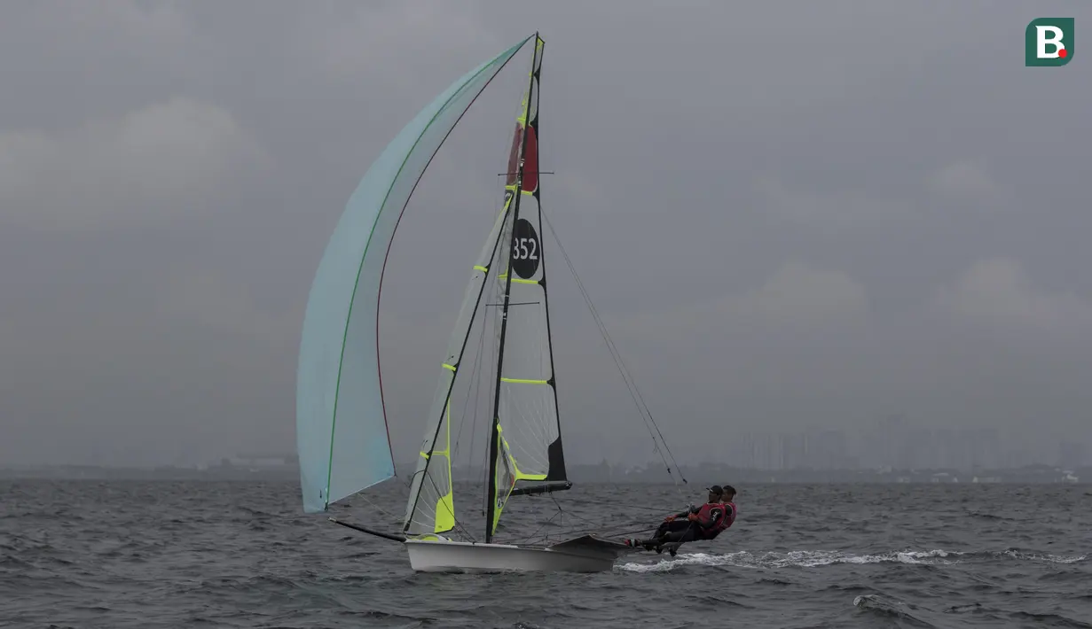 Pelayar asal China Taipe mengatur arah saat mengikuti Asian Sailing Championship di Laut Jakarta, Senin (25/6/2018). Turnamen ini merupakan uji kesiapan jelang Asian Games XVIII. (Bola.com/Vitalis Yogi Trisna)