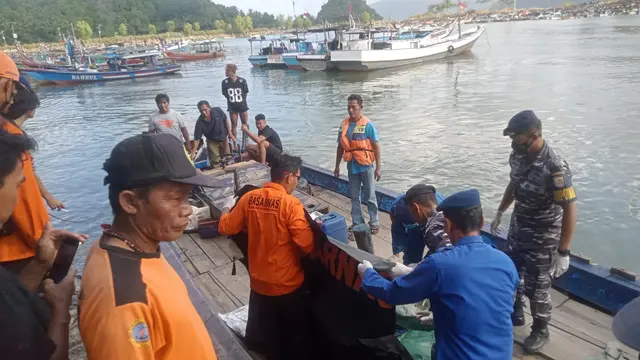 Tim basarnas mengevakuasi korban nelayan yang tewas di Pantai Gladak Tulungagung. (Istimewa)