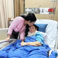 Penyanyi dan juga anggota DPR Krisdayanti mengabarkan kondisi mamanya yang beberapa hari dirawat di rumah sakit. Penyanyi biasa disapa KD itu mengabarkan kondisi mamanya semakin membaik. [Instagram/krisdayantilemos]