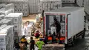 Sejumlah petugas gudang penyimpanan saat ini masih melaksanakan proses setting dan packing logistik untuk beberapa lokasi kecamatan lainnya. (Juni KRISWANTO/AFP)