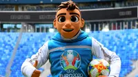 Skillzy, maskot resmi Piala Eropa 2020 berpose saat presentasi di Stadion Saint Petersburg, Rusia (27/3). Kota Saint Petersburg akan menyelenggarakan empat pertandingan termasuk pertandingan perempat final selama UEFA Euro 2020. (AFP Photo/Olga Maltseva)