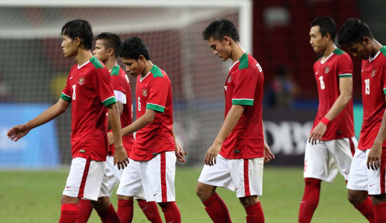 Ekspresi pemain Indonesia U-23 setelah kalah 0-5 dari Thailand U-23. (Bola.com/Arief Bagus)