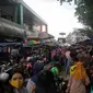 Warga Bogor memadati Pasar Anyar untuk membeli kebutuhan lebaran. Sejak jelang puasa, pasar terbesar di Kota Bogor ini ramai dikunjungi warga. (Liputan6.com/Achmad Sudarno)