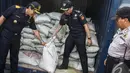 Petugas Bea dan Cukai menunjukkan barang bukti hasil pencegahan ekspor minerba ilegal sebanyak 37 kontainer, Tanjung Priok, Jakarta, Rabu (5/11/2014) (Liputan6.com/Faizal Fanani) 