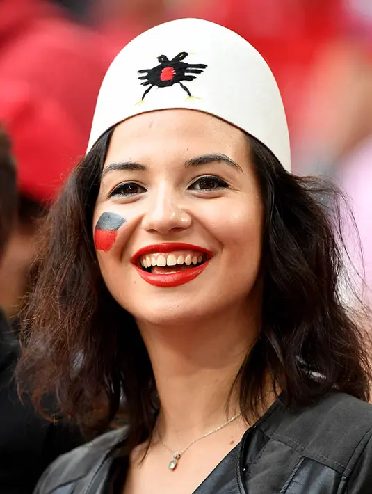 Seorang wanita cantik memakai topi khas Albania saat menyaksikan laga Grup A Piala Eropa 2016 melawan Prancis di Stade Veledrome, Prancis, Kamis (16/6/2016). (AFP/Boris Horvat) 