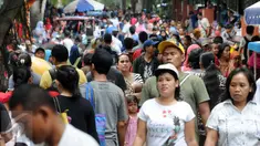 Kebun Binatang Ragunan masih menjadi tempat favorit untuk rekreasi bagi warga ibukota dan sekitarnya, Jakarta, Minggu (27/12/2015). Harga tiket yang murah menjadi alasan utama para pengunjung ke Ragunan. (Liputan6.com/Helmi Afandi)