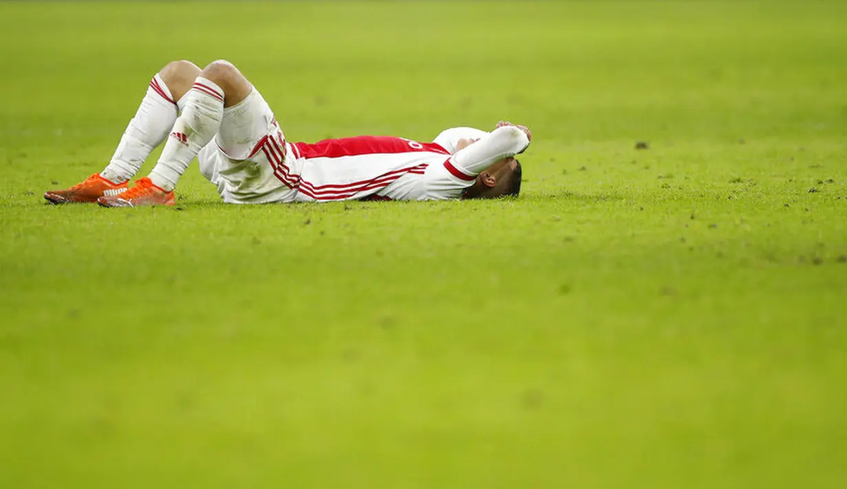 Pemain Ajax Amsterdam, Klaas-Jan Huntelaar, terbaring lesu usai ditaklukkan Atalanta pada laga Liga Champions di Stadion Johan Cruyff ArenA, Kamis (10/12/2020). Atalanta menang dengan skor 1-0. (AP/Peter Dejong)