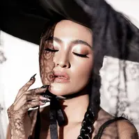 Heboh dengan tampilan barunya yang semakin menawan, Marshanda tampil memikat bagai boneka dalam sebuah pemotretan bersama Rio Motret. [Foto: Instagram/ Rio Motret]