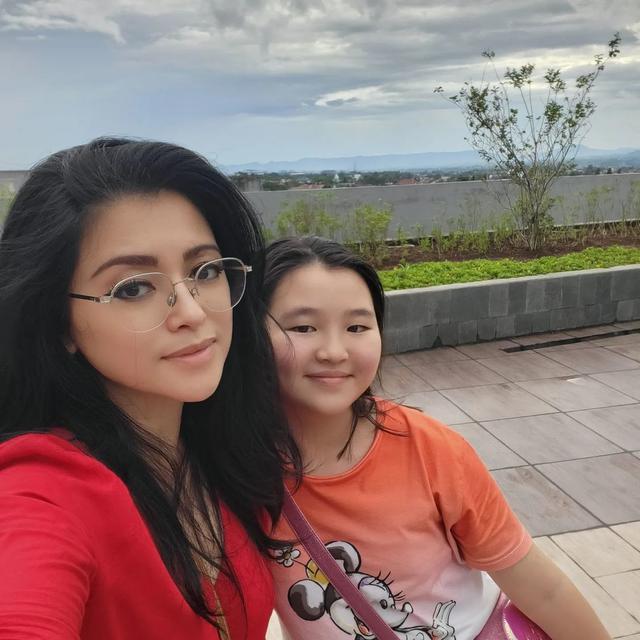 Ungkap Rindu Ayah, Ini 6 Kebersamaan Adellicia Hariwijaya dan Nessa Sadin Ibundanya
