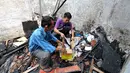 Dua orang petugas berusaha menyelamatkan sisa-sisa dokumen di satu ruangan Kantor Komisi Nasional Perlindungan Anak pasca terbakar, Jakarta, Senin (29/6/2015). Polisi masih terus menelusuri penyebab terjadinya kebakaran. (Liputan6.com/Yoppy Renato)