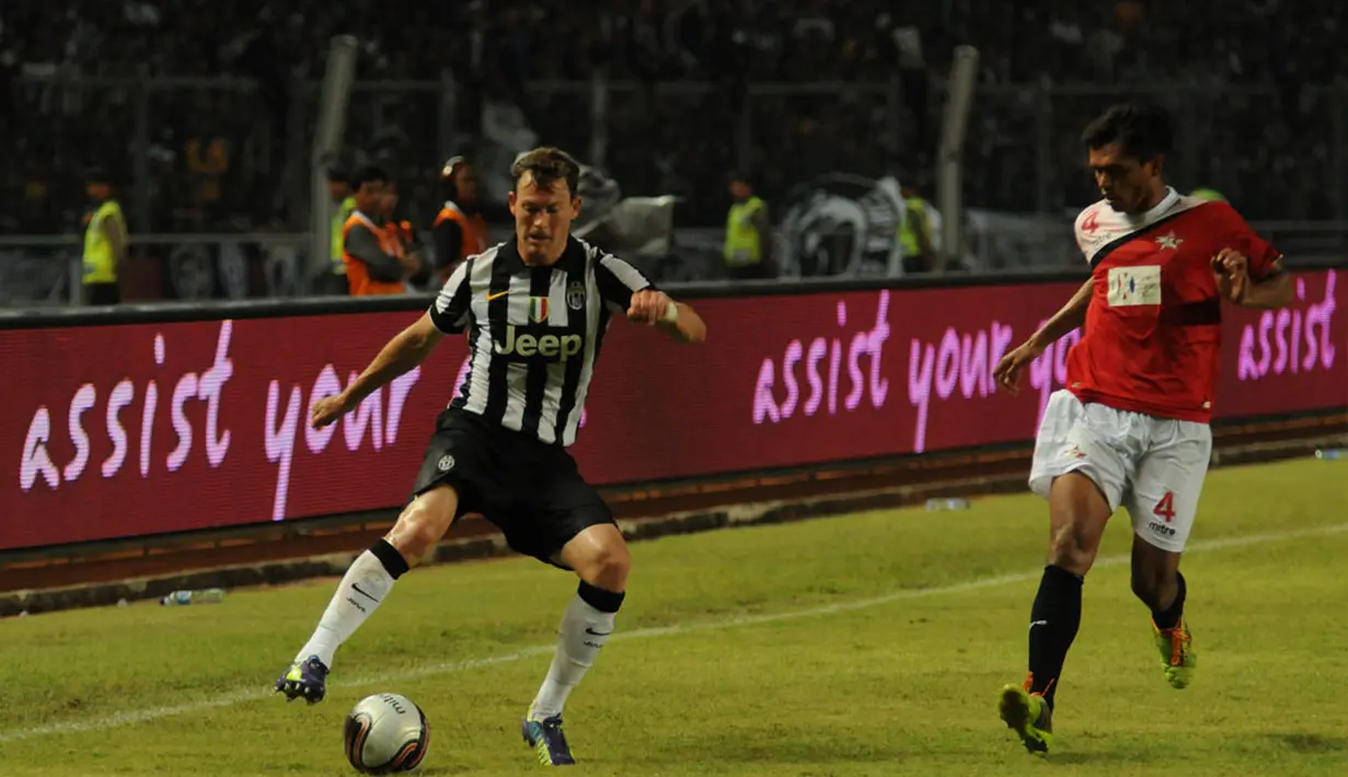 Pemain belakang ISL All Stars, Ricardo Salampessy (kiri), mencoba menutup pergerakan Stephan Lichtsteiner (Juventus) saat berlaga di Stadion GBK Jakarta, (6/8/2014). (Liputan6.com/Helmi Fithriansyah)