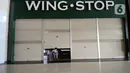 Seorang wanita keluar dari gerai yang tutup di Teras Kota Mall, BSD, Tangerang Selatan, Banten, Kamis (22/7/2021). Masa PPKM Level 4 berlaku hingga 25 Juli mendatang. (merdeka.com/Arie Basuki)