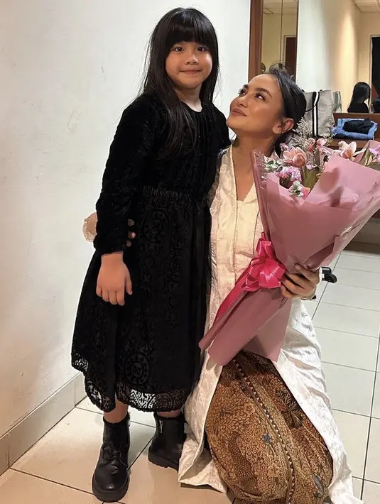 Keduanya pun tampil menawan, Abigail mengenakan dress hitam serasi dengan bootsnya. Sementara, Ririn mengenakan kebaya putih dipadukan bawahan kain batik.  [@ririnekawati]