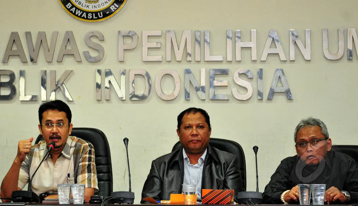 Anggota Komisi II DPR RI, Arif Wibowo bersama Pimpinan Bawaslu, Narsullah dan Komisioner KPU, Ferry Kurniawan Riziyansyah (kanan kek kiri) saat menghadiri diskusi di Gedung Bawaslu, Jakarta, Jumat (21/5/2015). (Liputan6.com/Yoppy Renato)