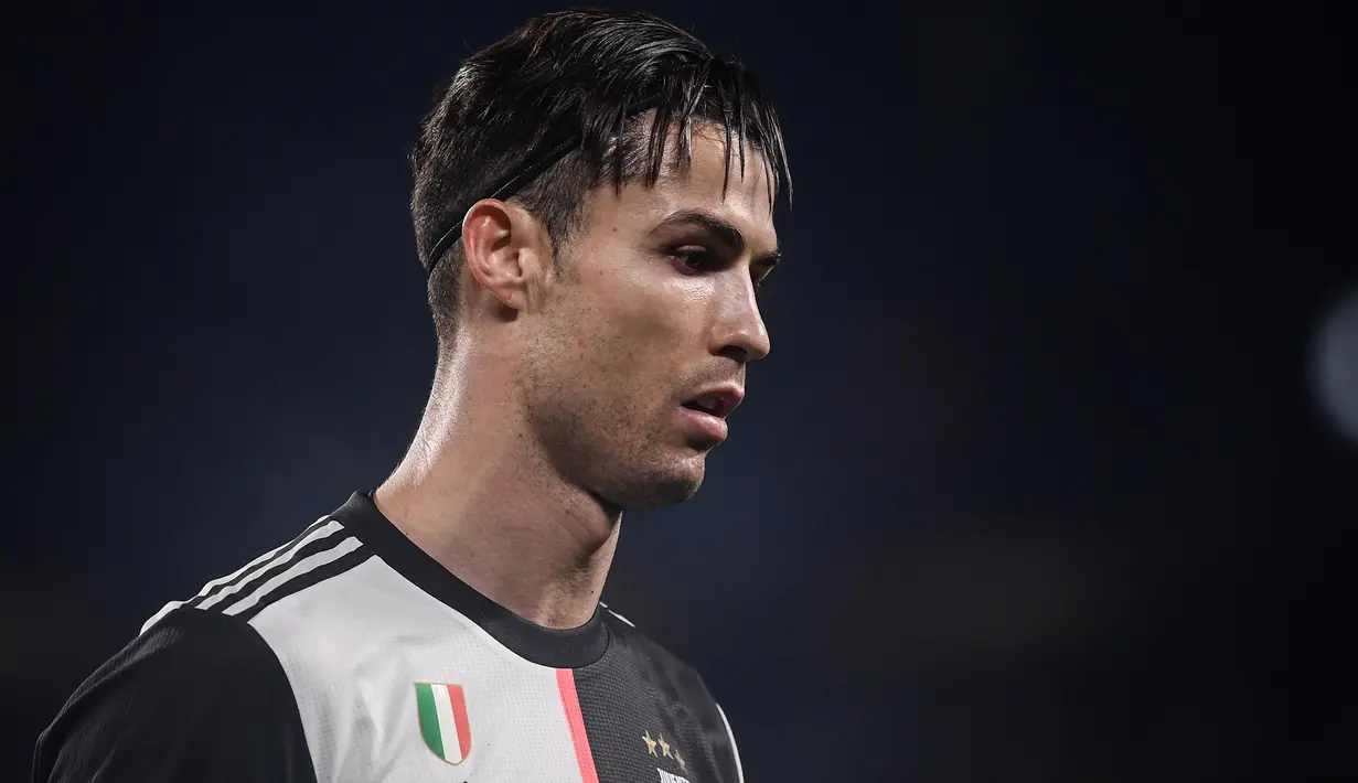 Penyerang Juventus, Cristiano Ronaldo, terlihat selama matchday kelima Grup D Liga Champions menghadapi Atletico Madrid di Allianz-Stadium, Turin, Selasa (26/11/2019). Ronaldo yang biasanya membasahi rambutnya dengan minyak atau pomade terlihat menggunakan ikat kepala. (Marco Bertorello / AFP)