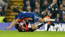 Pemain Chelsea, Ethan Ampadu dan pemain Bournemouth, Adam Smith terjatuh saat berebut bola pada laga perempat final, di Stadion Stamford Bridge, Kamis (21/12). Morata menjadi penentu kemenangan Chelsea atas AFC Bournemouth 2-1. (AP/Alastair Grant)