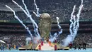 Ribuan penonton yang memadati stadion bersejarah tersebut disuguhkan pertunjukan memukau sebelum laga pembuka antara Meksiko dan Afrika Selatan digelar. (AFP/Yuri Cortez)