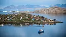 Pemandangan Desa Kulusuk di Kota Sermersooq, Greenland, Denmark, 16 Agustus 2019. Greenland merupakan teritori dan wilayah otonomi khusus Denmark di wilayah Arktika. (Jonathan NACKSTRAND/AFP)
