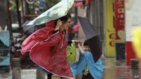 Topan kuat diprediksi menghantam Taiwan hingga menyebabkan tanah longsor dan naiknya permukaan laut pada Kamis (8/8/2019). (AP)