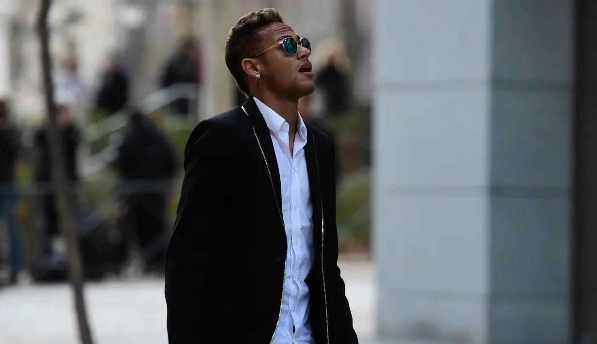 Neymar usai memberikan kesaksian di hadapan hakim di Madrid, Spanyol, (2/2). Neymar dipanggil untuk memberikan bukti atas transfer dirinya dari Santos ke Barcelona pada tahun 2013. (AFP PHOTO/AVIER Soriano)