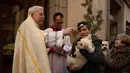 Pemilik hewan mengantre untuk mendapatkan berkat di Hari Saint Anthony di Madrid, Spanyol, Selasa (17/1). Upacara ini sebagai bentuk penghormatan untuk Saint Anthony yang dianggap sebagai pelindung hewan di Gereja Katolik. (AP Photo / Daniel Ochoa deOlza)