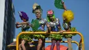 Berbagai macam kostum nyentrik dipakai para peserta parade membuat suasana semakin semarak, Sao Paulo, Brasil, Minggu (4/5/2014)(AFP Photo/Nelson Almeida).