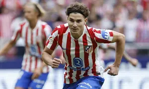 Penyerang Atletico Madrid, Julian Alvarez, merayakan gol ketiga timnya dari titik penalti bersama rekan satu timnya dalam pertandingan Liga Spanyol melawan Real Madrid di Stadion Metropolitano, Madrid, Sabtu (27/9/2025). (Oscar DEL POZO/AFP)