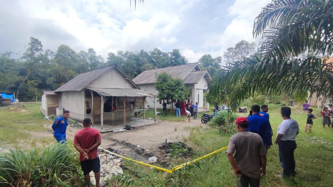 Polisi memasang garis polisi di rumah korban yang terkena ledakan. Foto : (Istimewa).