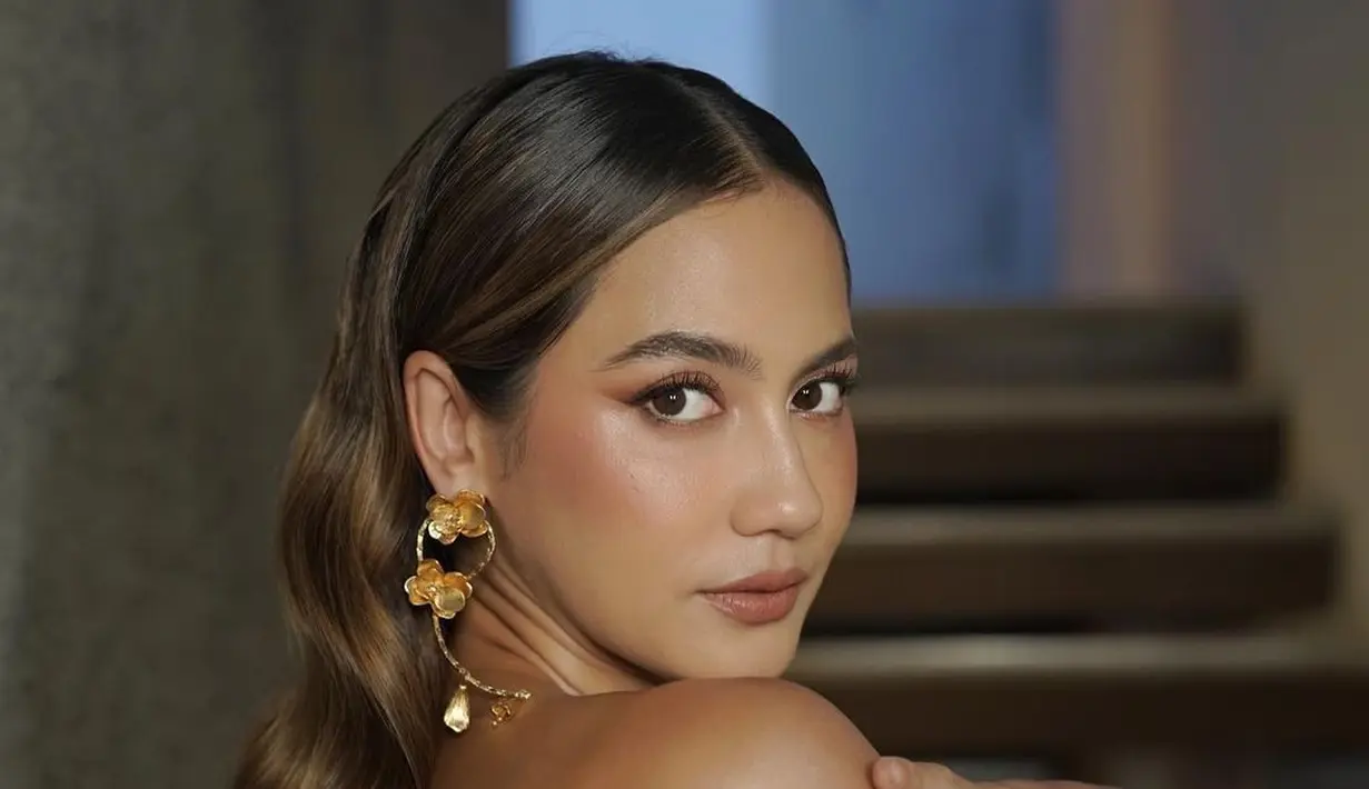 <p>Kerap pamer otot dan berbagai momen olahraga membuat netizen lupa bahwa Pevita Pearce adalah artis yang cantik terutama saat kenakan dress. (FOTO: instagram.com/pevpearce/)</p>