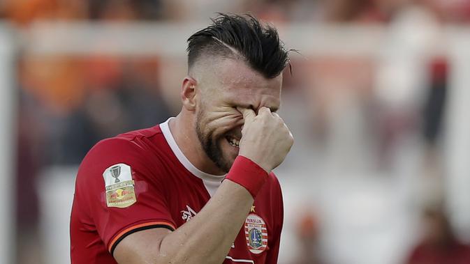 Striker Persija Jakarta, Marko Simic, tampak kecewa usai gagal membobol gawang PSM Makassar pada laga Piala Indonesia 2019 di SUGBK, Jakarta, Minggu (21/7). Persija menang 1-0 atas PSM. (Bola.com/M Iqbal Ichsan)