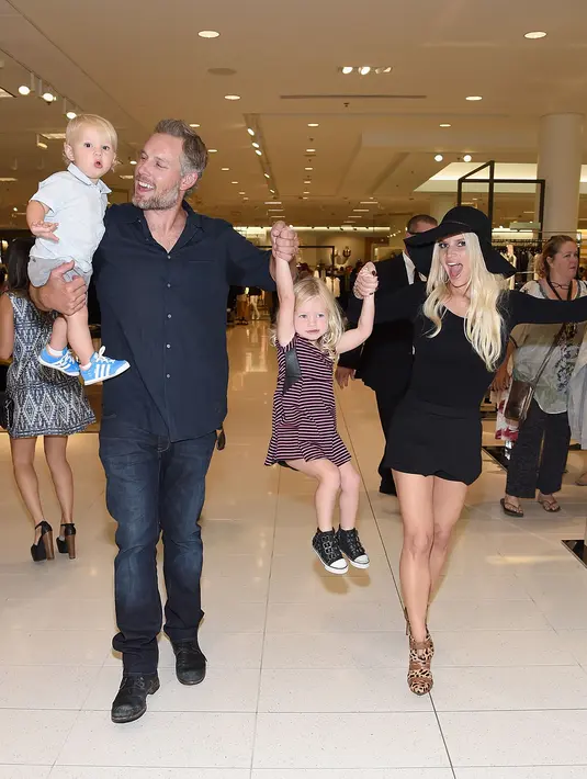 Meski pelantun ‘I Wanna Love You Forever’ ini menyatakan ketertarikannya dengan sang suami, namun Jessica Simpson mengatakan jika dalam waktu dekat ini ia belum ingin memiliki anak ketiga. (AFP/Bintang.com)