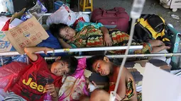 Dua pasien anak korban gempa bumi dan tsunami Palu dirawat di halaman Rumah Sakit Undata, Palu, Sulawesi Tengah, Kamis (4/10). Mereka dirawat menggunakan tenda bantuan dengan fasilitas seadanya. (Liputan6.com/Fery Pradolo)