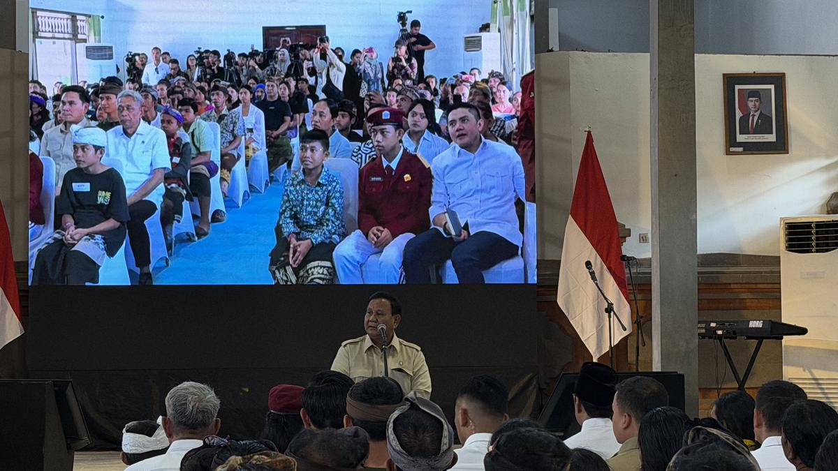 Prabowo Beri Arahan Khusus ke Seskab Teddy soal Sekolah Raky
