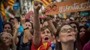 Sejumlah orang bereaksi ketika Parlemen Catalonia mendeklarasikan kemerdekaan dari Spanyol di luar gedung parlemen di Barcelona, Jumat (27/10). Sejumlah pendukung kemerdekaan, turun ke jalan dan meneriakkan 'Liberty'. (AP/Santi Palacios)