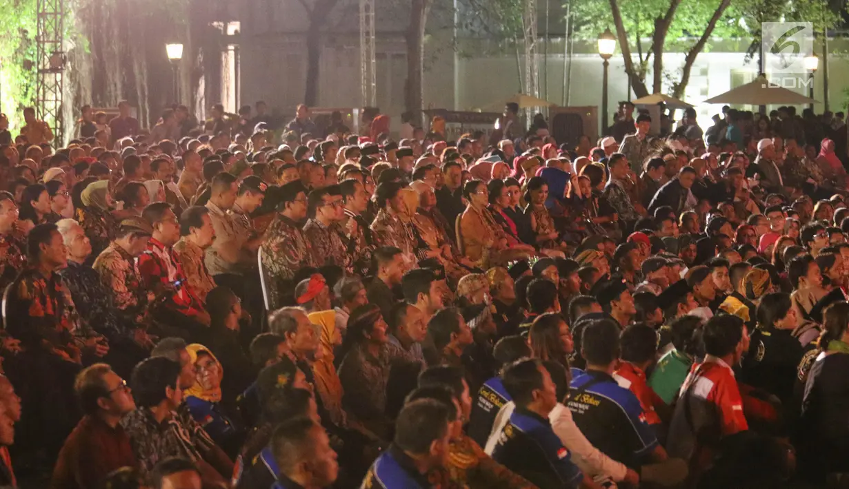 Presiden Joko Widodo (Jokowi), Iriana Jokowi bersama warga menyaksikan Pagelaran Wayang Kulit 74 Tahun Indonesia Merdeka di halaman depan Istana Merdeka, Jakarta, Jumat (2/8/2019). Pagelaran wayang dengan dalang Ki Mantep Sudarsono mengangkat tema "Kresno Jumeneng Ratu” (Liputan6.com/Angga Yuniar)