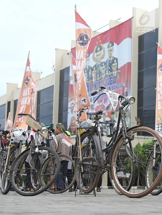 Sepeda onthel saat pelepasan kirab estafet IVCA 2018 di Museum Polri, Jakarta, Minggu (25/3). Kosti melakukan Kirab IVCA 2018 sejauh 1.500 Kilometer dari  pantai Anyer sampai Sanur Bali untuk menghadiri Congress & Rally. (Liputan6.com/Herman Zakharia)