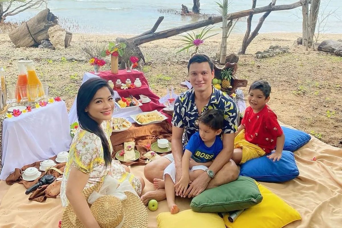 Titi Kamal dan Christian Sugiono