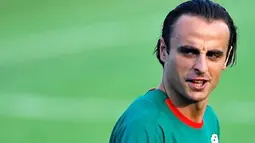 Manchester United&#039;s new player and Bulgarian national football team captain Dimitar Berbatov gestures as he warms up during a training session on September 2, 2008 at Vassil Levski stadium in Sofia. AFP PHOTO/ DIMITAR DILKOFF