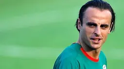 Manchester United's new player and Bulgarian national football team captain Dimitar Berbatov gestures as he warms up during a training session on September 2, 2008 at Vassil Levski stadium in Sofia. AFP PHOTO/ DIMITAR DILKOFF