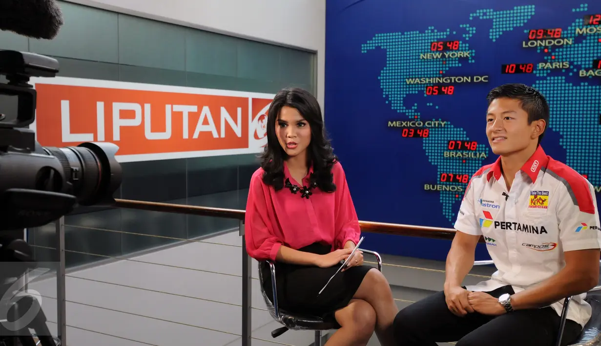 Pebalap Indonesia yang turun di ajang GP2 Series, Rio Haryanto saat mengunjungi SCTV Tower di bilangan Senayan, Jakarta, Jumat (31/7/2015). Tampak, Rio Haryanto (kanan) saat melakukan wawancara dengan Liputan6.com. (Liputan6.com/Helmi Fithriansyah)