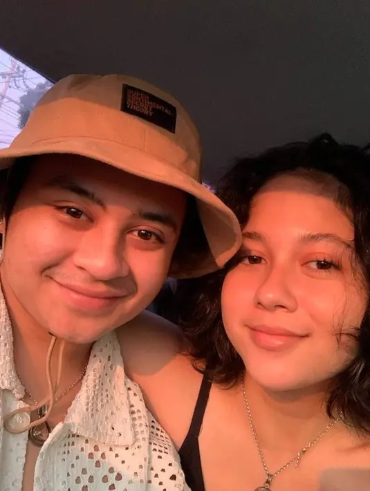 <p>Ini adalah potreat selfie saat mereka merayakan anniversary yang ke-3. Melalui akun Instagram pribadinya, Bastian mengunkapkan rasa cintanya pada sang kekasih. [Foto: instagram.com/bastiansteel/sithamarino]</p>