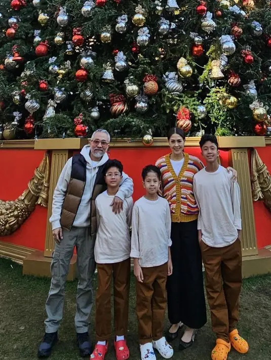 Lukman Sardi, istri, dan ketiga anaknya memilih menikmati suasana Natal di Amerika. Lukman tampil dengan hoodie putih dan padding vest, sang istri dengan cardigan coklat, dan ketiga anaknya kompak mengenakan atasan lengan panjang putih. [@lialukman]