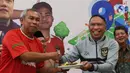 Wakil Ketua 1 Zainudin Amali memberikan potongan tumpeng ke mantan pemain tim nasional Dede Sulaeman saat syukuran menyambut hari ulang tahun PSSI ke -93 di Stadion Utama Gelora Bung Karno, Jakarta, Jumat (14/3/2023). (Liputan6.com/Herman Zakharia)